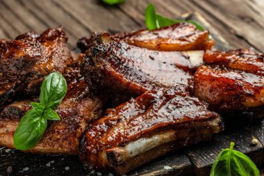 Izgara ve ızgara domuz pirzolası. Restoran menüsü, diyet, yemek kitabı tarifi üst görünümü.