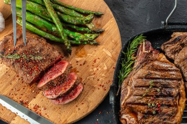 Kırmızı şaraplı ızgara biftek, koyu arka planda orta pişmiş ızgara biftek, yazı için yer, üst manzara.,