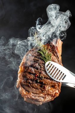 Ateşli ızgara biftek. Et pişirme kavramı, yemek tarifi geçmişi. Kapat.,