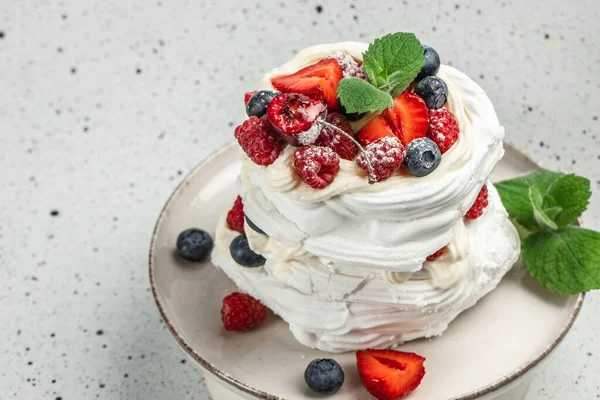 Meringue, Krem şanti ve Taze Böğürtlenli Pavlova Katmanı keki,