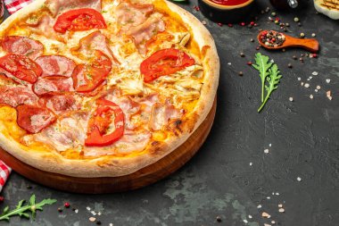 Sıcak pizza, dört çeşit malzemeli doğranmış pizza, yemek tarifi geçmişi. Kapat.,