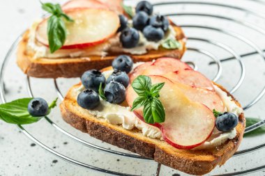 Şeftalili tost ekmeği, ricotta peyniri ve böğürtlenli..