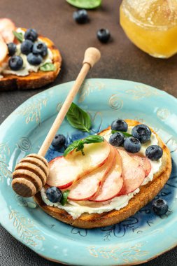 Ricotta peynirli tatlı meyve bruschetta, bal ve şeftali. dikey görüntü. Üst Manzara. metin için yer.
