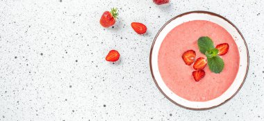 Hafif arka planda tatlı kremalı çilek çorbası. Uzun afiş biçimi. en üstteki görünüm,