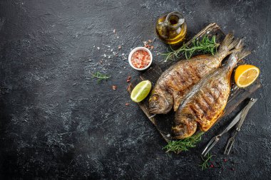 Limonlu ızgara balık dorada. organik sağlıklı ürünler. Detoks ve temiz diyet konsepti. metin için yer, üst görünüm.
