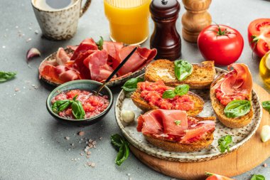 Kahvaltıda jambonlu kızarmış ekmek ve domates. Restoran menüsü, diyet, yemek kitabı tarifi üst görünümü.