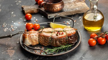 Bitkilerle pişirilmiş somon bifteği, limon, zeytinyağı, sağlıklı yemek için ızgara taze balık, restoran menüsü, diyet, yemek tarifi üst görünüm.,