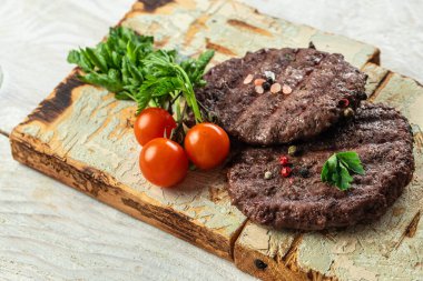 Koyu arkaplan, pankart, menü, metin için tarif yeri, üst görünüm üzerinde ızgara biftek köfteleri.