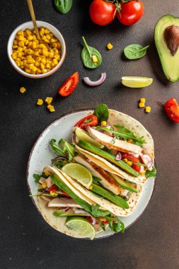 Tavuklu dürüm, avokado, taze domates, tabakta limon. Meksika yemeği. metin için yer, üst görünüm.