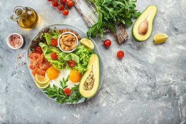 Ketojenik diyet kahvaltı salatası, avokado, balık, yumurta, kurşun geçirmez keto kahveli fındık. metin için yer, üst görünüm.