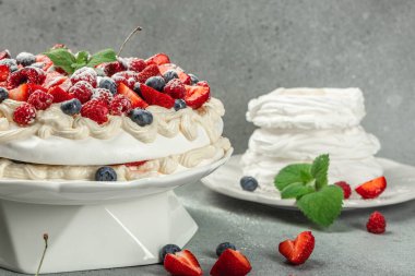 Böğürtlenli krema, Pavlova pastası, yemek tarifi.