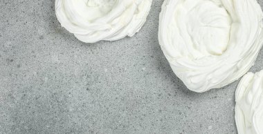 Açık arkaplanda tatlı pastası, pankart, menü, metin için tarif yeri,