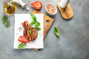 Tabakta ızgara domuz bifteği. Restoran menüsü, diyet, yemek kitabı tarifi üst görünümü.