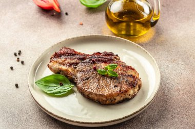 Izgara domuz bifteği. Mutfak, yemek pişirme, fırın konsepti. metin üstü görünümü için yer.