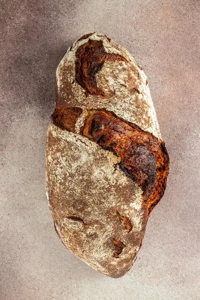 新鲜烤面包 背景浅 有机健康产品 排毒和清洁饮食的概念 垂直图像 顶视图 案文的位置 — 图库照片