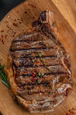 Biftek ve kırmızı şarap. Ahşap kesme tahtasında ızgara et. afiş, menü, metin için tarif yeri, üst görünüm.