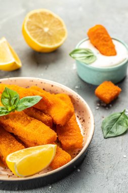 Soslu ve limonlu ekmek kırıntılarıyla kızartılmış balık kroket. Yemek tarifi geçmişi. Kapat..