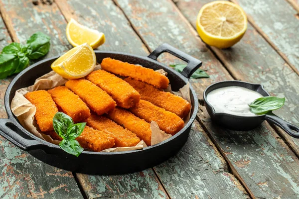 Tavada tartar soslu ekmek kırıntılarıyla birlikte çıtır balık kroket. Yemek tarifi geçmişi. Kapat..