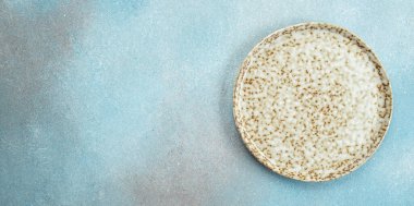 Mavi arka planda eski bir plaka, uzun afiş formatında. en üstteki görünüm.