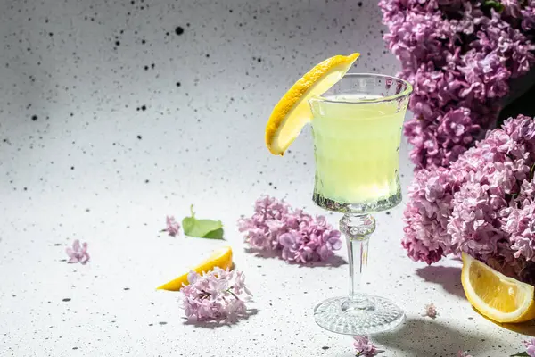 Традиционная Лимонная Виолончель Цветущей Сиренью Светлом Фоне — стоковое фото