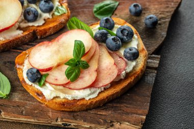 Krem peynirli, ballı, şeftalili ve yaban mersinli lezzetli meyve. Üst Manzara. metin için yer.