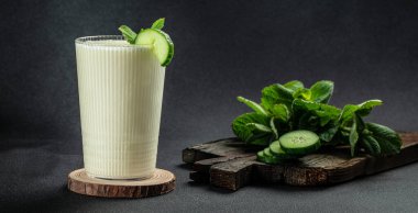 Geleneksel Türk içkisi ayran, kefir. Kilo vermek için temiz yemek. Uzun afiş biçimi. metin için yer.