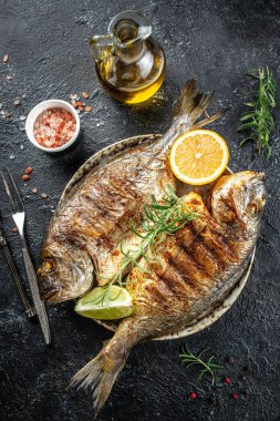Lezzetli ızgara dorado ya da limonlu çipura balığı. dikey görüntü. Üst Manzara. metin için yer.