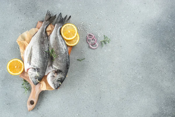 Färsk Fisk Med Citron Och Rosmarin Havsmat Middag Plats För — Stockfoto