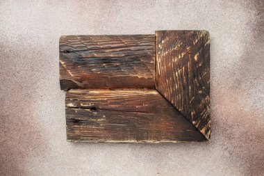 Beton arka planda mutfak eti kesme tahtası. Yemek pişirme geçmişi. Uzun afiş biçimi. en üstteki görünüm.