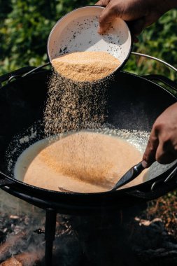 Kırsal alanda kazanda yemek pişirmek, yürüyüş sırasında yemek pişirmek, açık hava aktiviteleri. Yanan pilav ya da çorbanın hazırlanması,