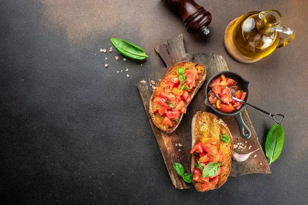 Domatesli bruschetta. Süper yiyecek konsepti. Sağlıklı, temiz yemek. Vegan ya da glütensiz diyet.