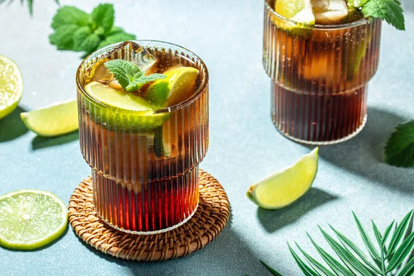 Kieliszki Koktajlu Alkoholowego Cuba Libre Rumem Colą Miętą Limonką Szklance — Zdjęcie stockowe