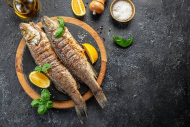 Limonlu ve baharatlı ızgara uskumru balığı, afiş, yazı için menü tarifi yeri, üst görünüm.