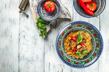 Ahşap zemin üzerinde pilav denilen geleneksel Özbek yemeği. Restoran menüsü, diyet, yemek kitabı tarifi üst görünümü.