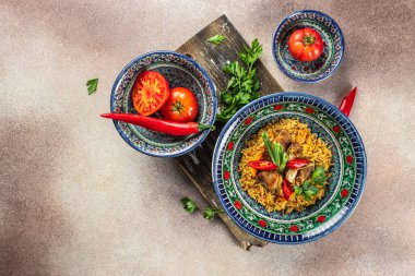 Ulusal Özbek süslemeleri olan bir tabakta kuzu eti. afiş, menü, metin için tarif yeri, üst görünüm.