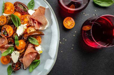 Prosciutto 'lu salata, jambon, domates, kırmızı şaraplı peynir. Antipasto yemeği ya da aperatif partisi. metin için yer, üst görünüm.