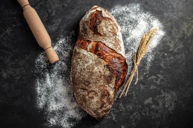 Çavdar ekmeği siyah arkaplanda. Fırın ürünü, Restoran menüsü, diyet, yemek kitabı tarifi üst görünümü,