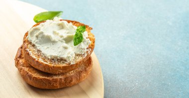 Krem peynirli ekmek. Sağlıklı ve dengeli beslenme kavramı. Uzun afiş biçimi. en üstteki görünüm.