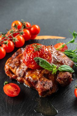 domatesli sulu biftek, sağlıklı ve dengeli yemek kavramı. metin için yer, üst görünüm,