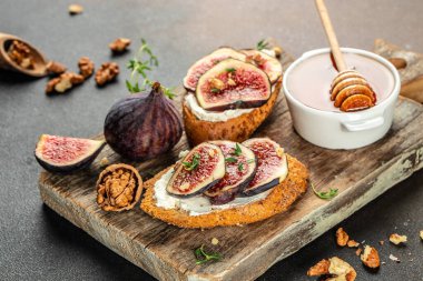 İncirli, ballı ve keçi peynirli Sağlıklı ve dengeli beslenme kavramı. metin için yer, üst görünüm.