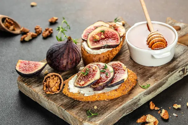 İncirli, ballı ve keçi peynirli Sağlıklı ve dengeli beslenme kavramı. metin için yer, üst görünüm.