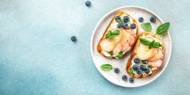Yabanmersinli Lezzetli Tost, Şeftali ve Krem Peynir, uzun pankart formatı. en üstteki görünüm,