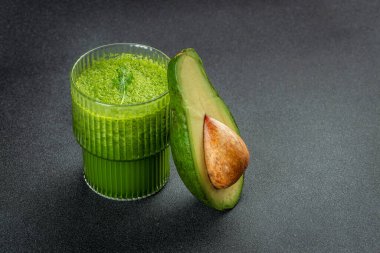 Avokado ile yeşil smoothie, sağlıklı detoks, vejetaryen konseptleri içecekler, restoran menüsü, diyet, yemek kitabı tarifi üst görünümü,