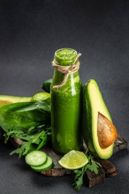 Yeşil sağlıklı içecek. Sebze suyu. Vejetaryen yemeği. Detoks. Sağlıklı gıda konsepti. metin için yer, üst görünüm.
