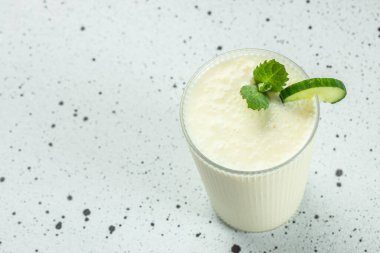 Ayran nane ve salatalıkla hafif arka planda, organik sağlıklı ürünler içerdi. Detoks ve temiz diyet kavramı,