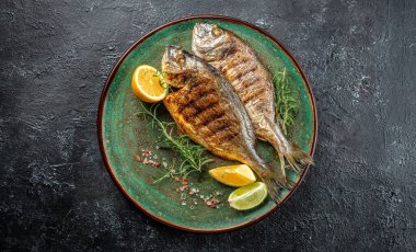 Izgarada pişirilmiş lezzetli dorado ızgarada pişirilmiş leziz dorado ve temiz diyet konsepti. metin için yer, üst görünüm,