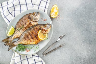Limonlu ızgara balık dorada. organik sağlıklı ürünler. Detoks ve temiz diyet konsepti. metin için yer, üst görünüm.