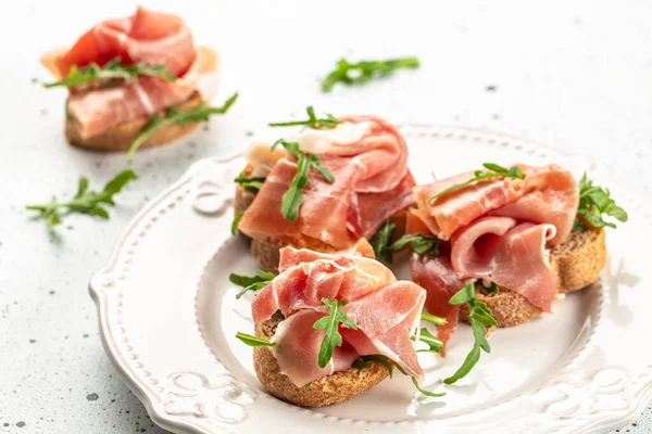Bruschetta Met Prosciutto Spek Roomkaas Een Lichte Achtergrond Food Recept — Stockfoto