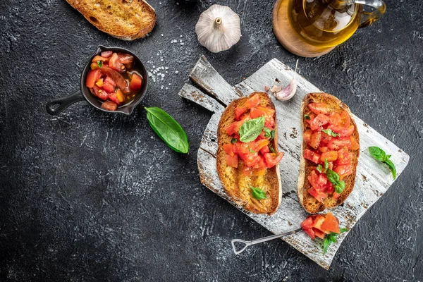 Yağlı ve domatesli ekmekli İspanyol kahvaltısı. afiş, menü, metin için tarif yeri, üst görünüm.
