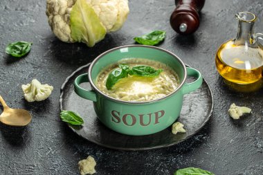 Peynirli bir kase karnabahar kremalı çorba. Sağlıklı gıda konsepti. metin için yer, üst görünüm.